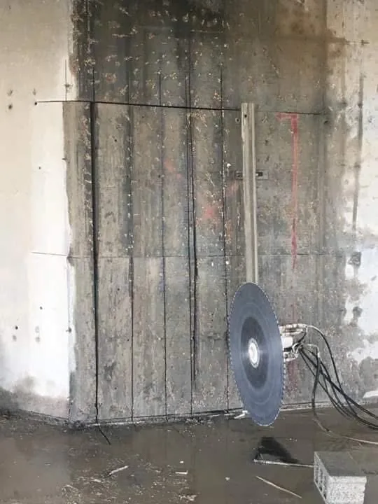 منشار جداري ماسي يقطع جدار خرسانة مسلحة بخطوط مستقيمة مناسبة للأبواب والشبابيك والواجهات.